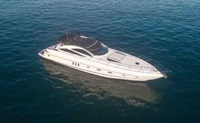 Whitsundays Boat hire on Alfie Starboard side