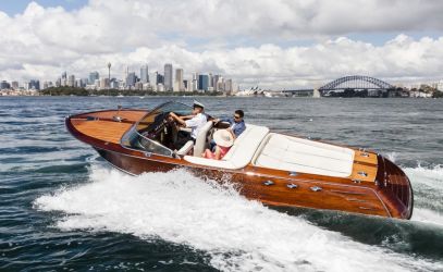 boat hire on La Dolce Vita cruising speed