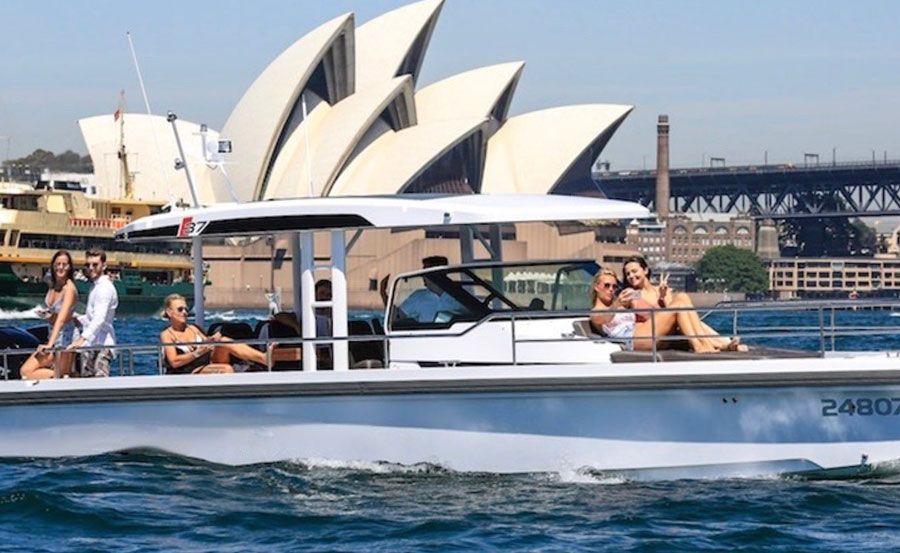 https://www.anyboat.com.au/media/catalog/product/cache/3d98a21d93a47449f8fd839055ce5f12/a/u/australia-day-cruise-on-spectre-cruising-sydney-harbour_2.jpg