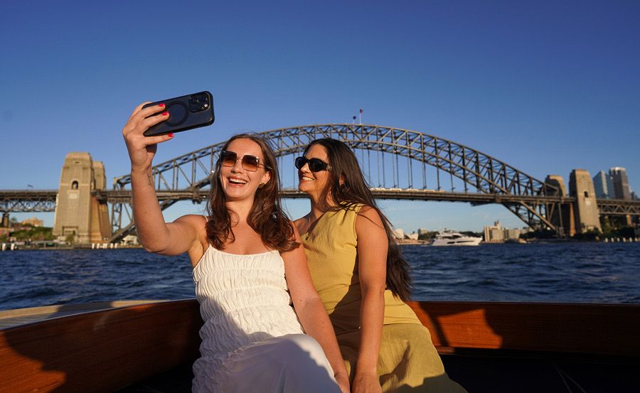 https://www.anyboat.com.au/media/catalog/product/cache/3d98a21d93a47449f8fd839055ce5f12/b/l/blue-boat-sunset-selfie-2_1.jpg