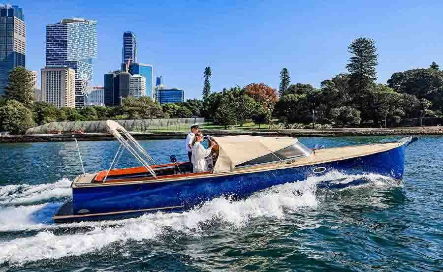 Boat Hire on Something Borrowed starboard side