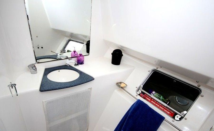 Bathroom on Aristocat boat hire Bathroom on Aristocat boat hire