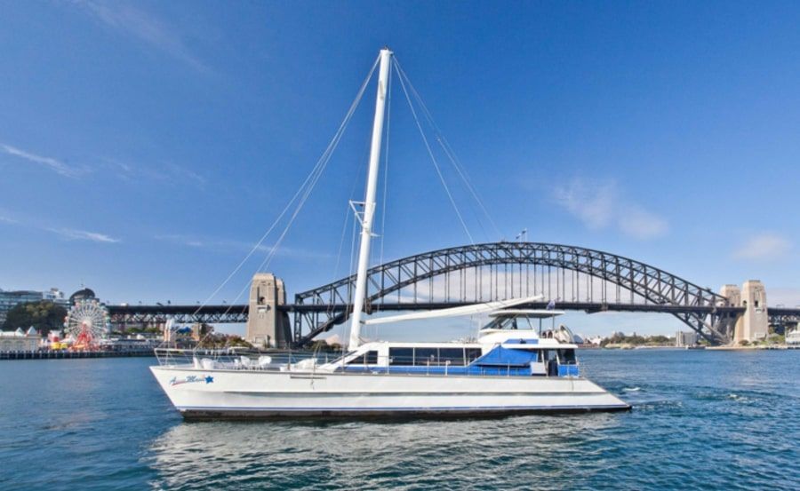 https://www.anyboat.com.au/media/catalog/product/cache/3d98a21d93a47449f8fd839055ce5f12/b/o/boat-hire-on-aussie-magic-on-sydney-harbour_2.jpg