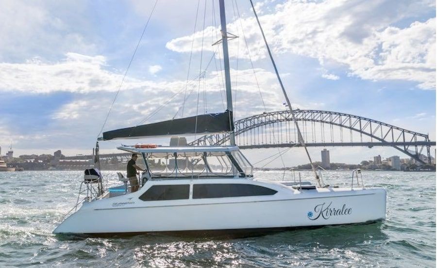 https://www.anyboat.com.au/media/catalog/product/cache/3d98a21d93a47449f8fd839055ce5f12/b/o/boat-hire-on-kirralee-with-harbour-bridge-background_1.jpg