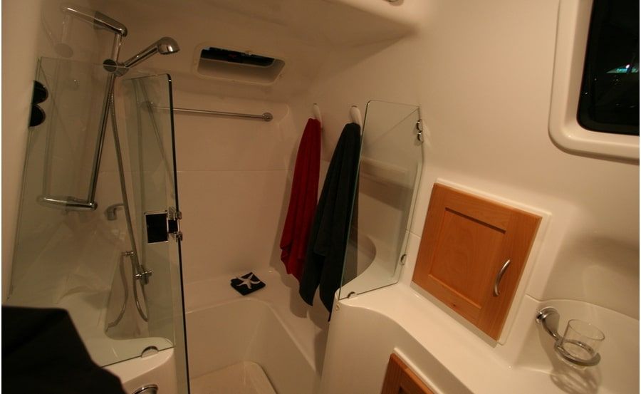 https://www.anyboat.com.au/media/catalog/product/cache/3d98a21d93a47449f8fd839055ce5f12/b/o/boat-hire-on-red-undies-bathroom_1.jpg