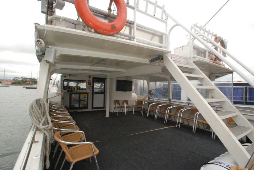 https://www.anyboat.com.au/media/catalog/product/cache/3d98a21d93a47449f8fd839055ce5f12/b/o/boat-hire-on-zane-grey-rear-deck-seating.jpg