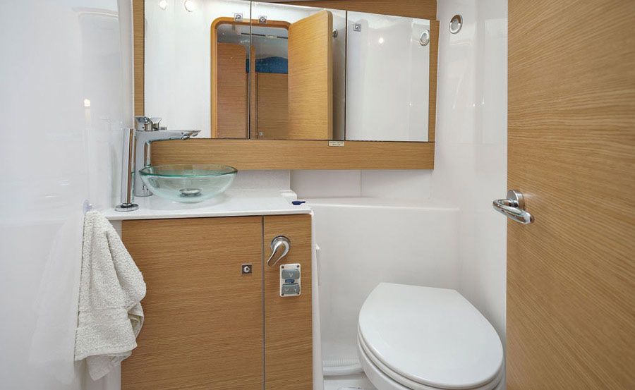 Boat Hire on Cavatina bathroom Boat Hire on Cavatina bathroom