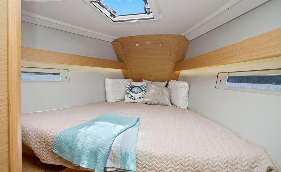 Boat Hire on Cavatina Master Bedroom Boat Hire on Cavatina Master Bedroom