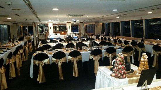 https://www.anyboat.com.au/media/catalog/product/cache/3d98a21d93a47449f8fd839055ce5f12/c/h/christmas-cruises-on-v-princess-formal-dining-setting.jpg