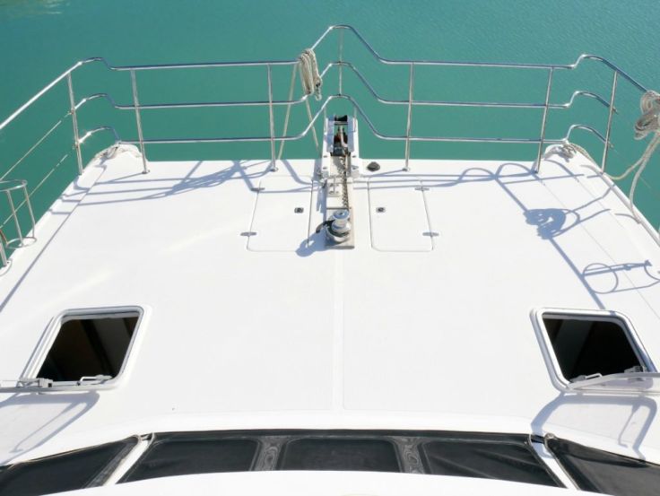 Whitsundays sailing on Mojo large open foredeck