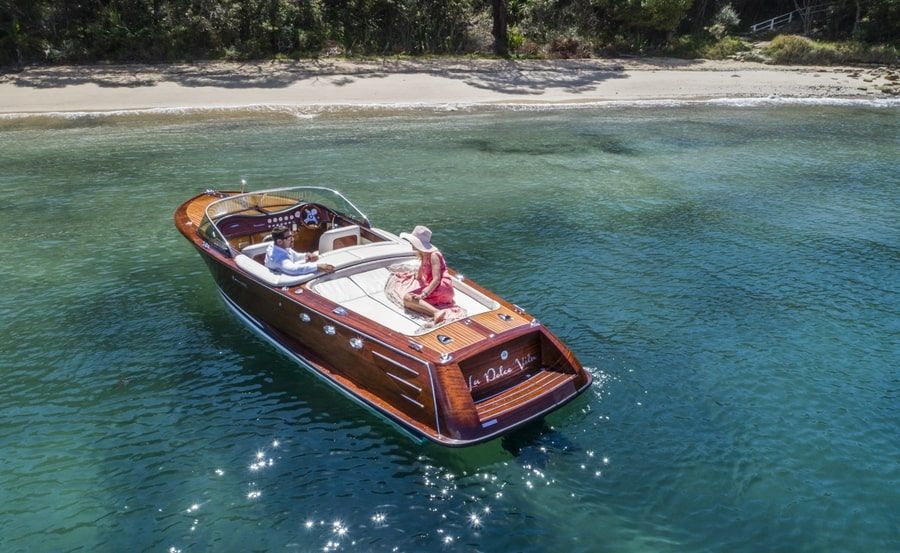 https://www.anyboat.com.au/media/catalog/product/cache/3d98a21d93a47449f8fd839055ce5f12/h/a/harbour-cruise-on-la-dolce-vita-aerial-stern-view.jpg