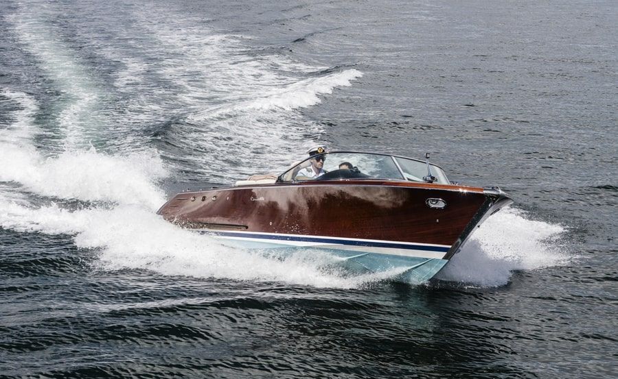 harbour cruise on La Dolce Vita running full speed
harbour cruise on La Dolce Vita running full speed