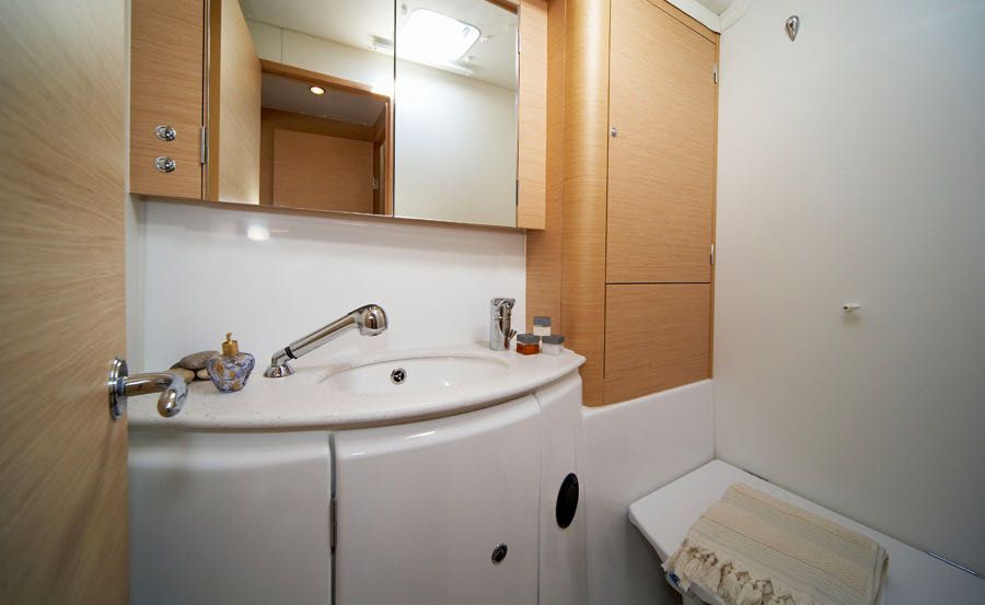 Sailing Sydney on Hestia bathroom Sailing Sydney on Hestia bathroom