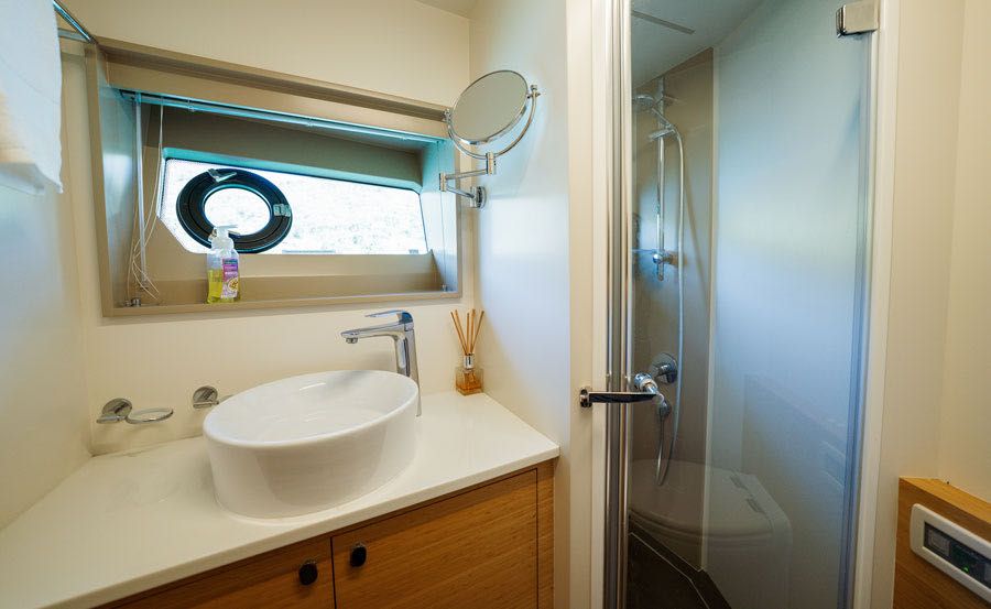 Boat hire on Impulse bathroom Boat hire on Impulse bathroom