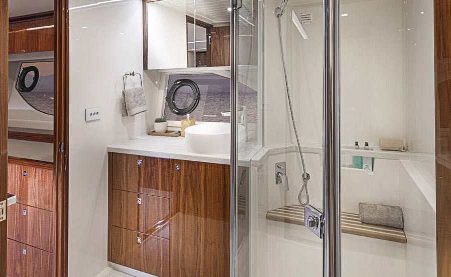 Christmas Cruises on Isola other bathroom