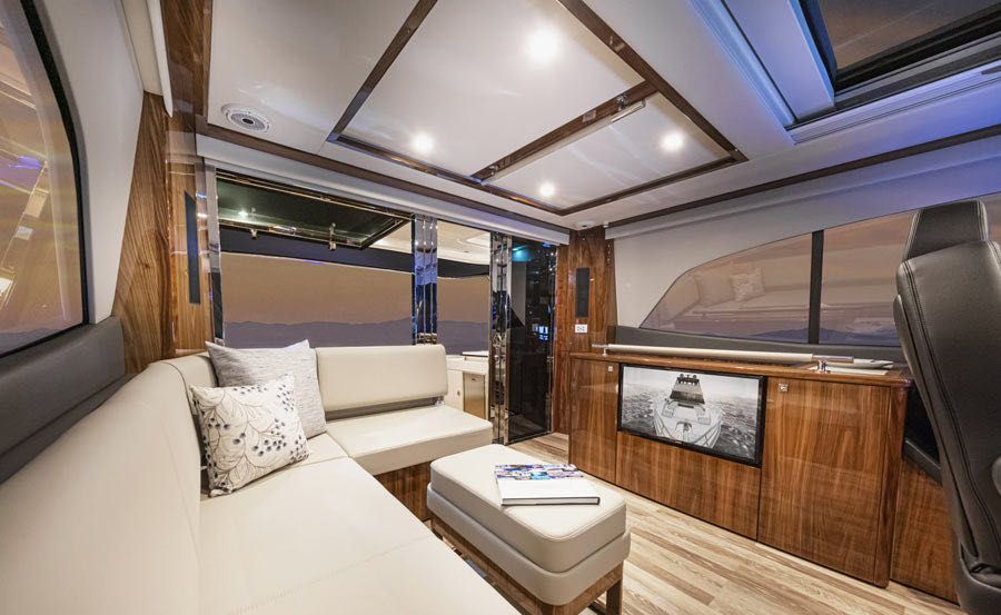 Boat Hire on Isola Flybridge