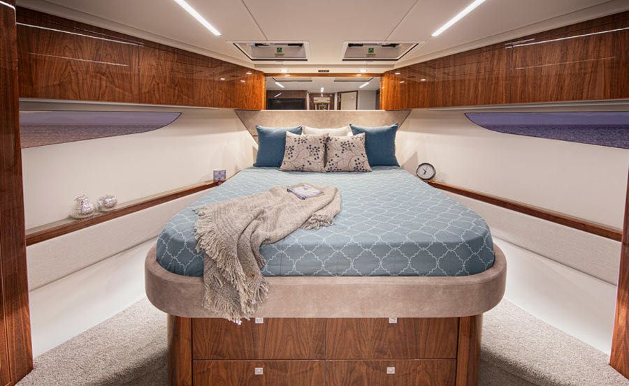 Boat Hire on Isola Stateroom