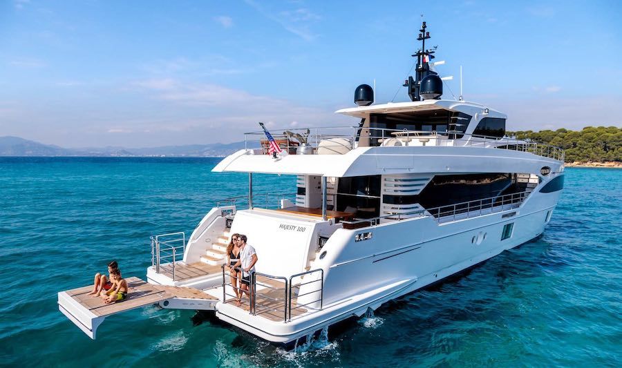 https://www.anyboat.com.au/media/catalog/product/cache/3d98a21d93a47449f8fd839055ce5f12/l/e/legacy-boat-hire-stern.jpg