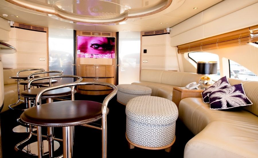 Luxury boat hire on Seven Star Luxury boat hire on Seven Star
