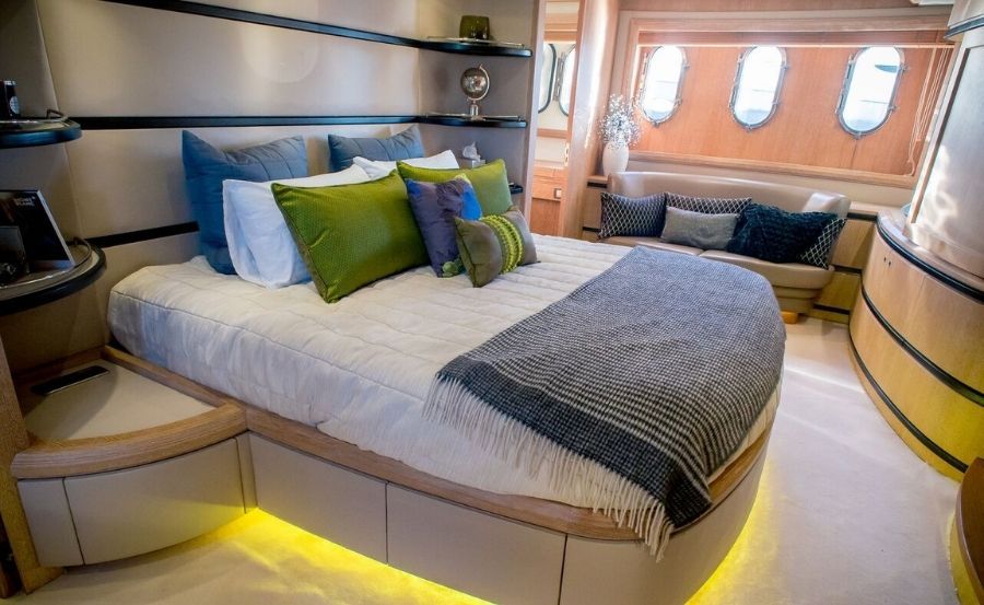 Luxury boat hire on Seven Star cabin Luxury boat hire on Seven Star cabin