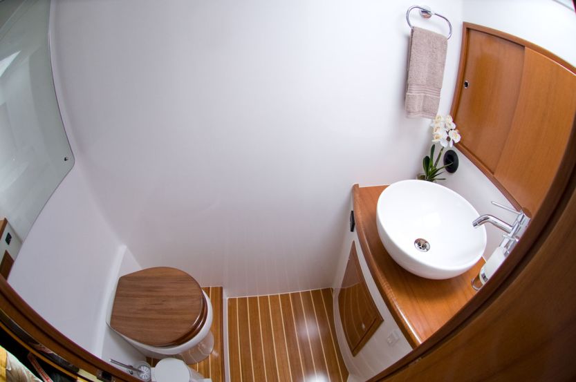 Luxury boat hire on Dreamtime bathoom Luxury boat hire on Dreamtime bathoom