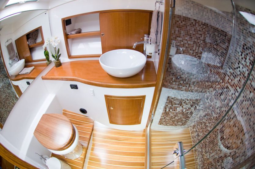 Luxury boat hire on Dreamtime main bathroom Luxury boat hire on Dreamtime main bathroom