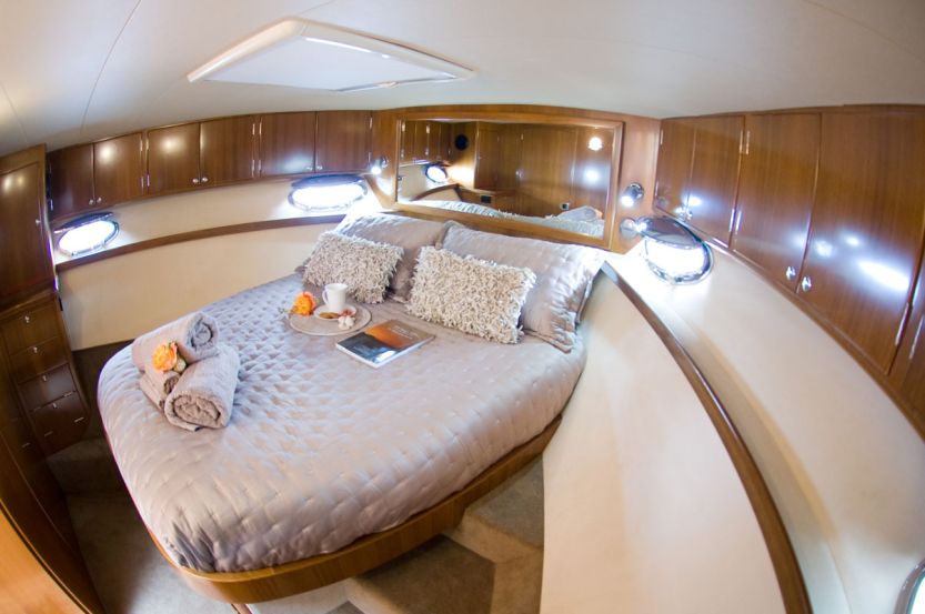 Luxury boat hire on Dreamtime master cabin Luxury boat hire on Dreamtime master cabin