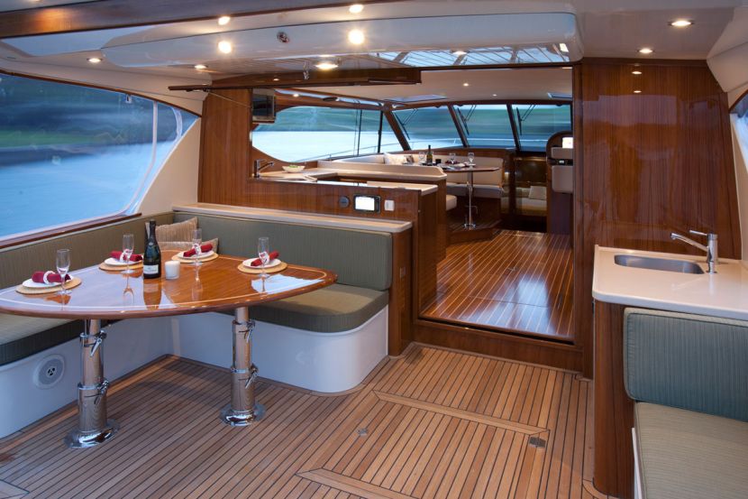 Luxury boat hire on Dreamtime Luxury boat hire on Dreamtime