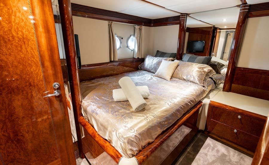 Boat Hire on New Warren Bedroom