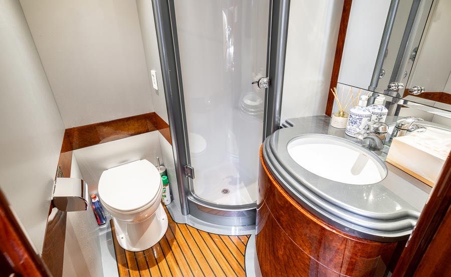 Boat Hire on New Warren Bathroom