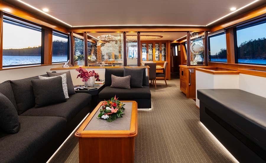 Boat hire on Phoenix One saloon Boat hire on Phoenix One saloon