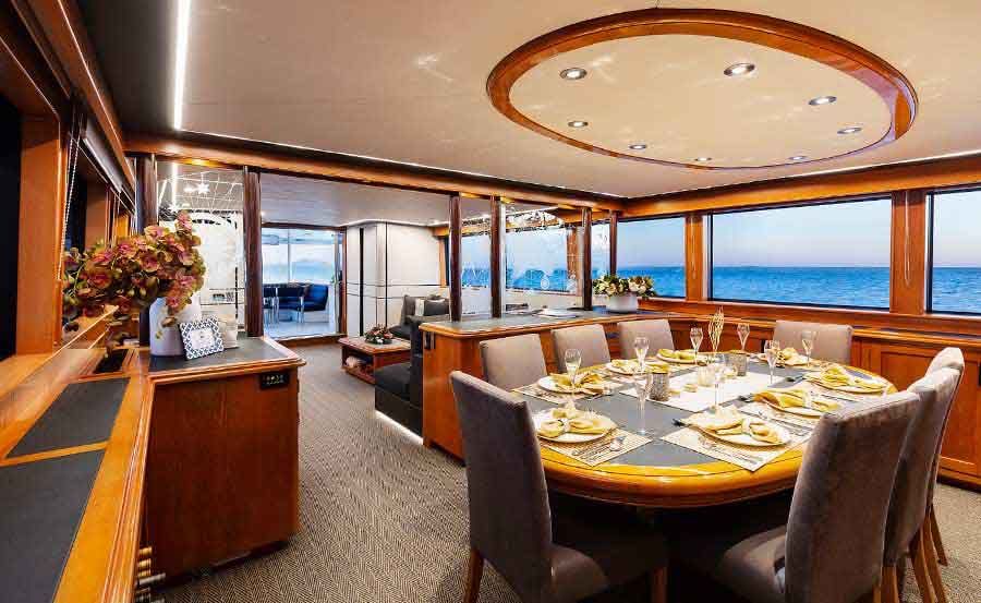 Boat hire on Phoenix One saloon two Boat hire on Phoenix One saloon two