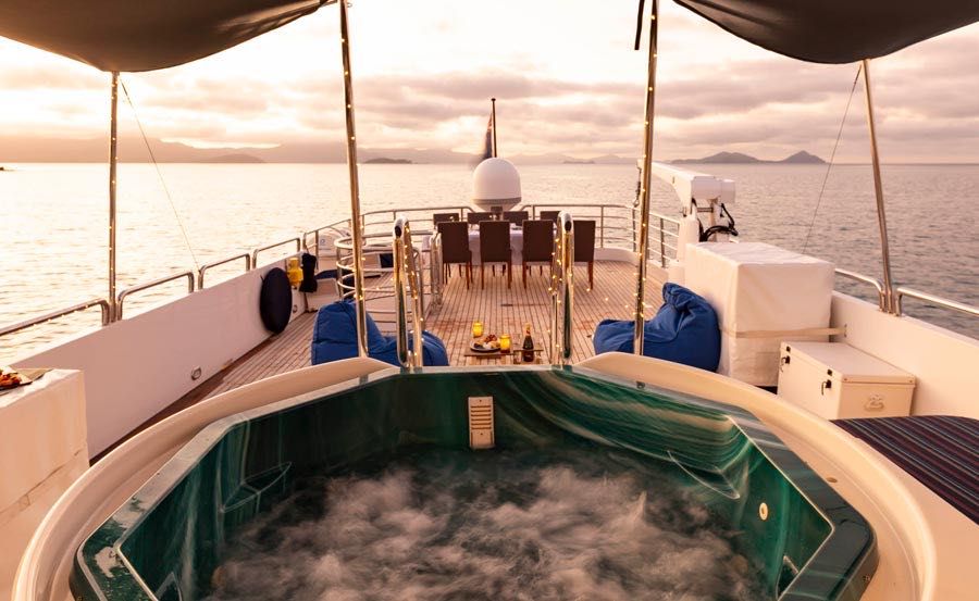 Boat hire on Phoenix One rear deck Boat hire on Phoenix One rear deck