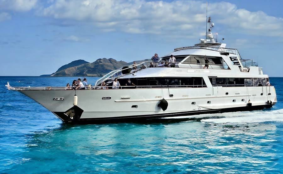 https://www.anyboat.com.au/media/catalog/product/cache/3d98a21d93a47449f8fd839055ce5f12/q/u/queen-royale-1.jpg