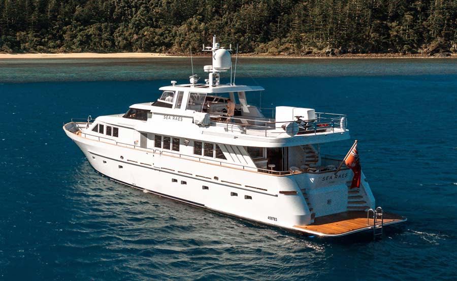 Boat Hire on Sea Raes stern view Boat Hire on Sea Raes stern view