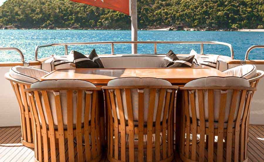 Boat Hire on Sea Raes outdoor dining table Boat Hire on Sea Raes outdoor dining table