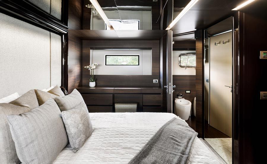 Luxury Boat Hire On Shadow Master Suite Luxury Boat Hire On Shadow Master Suite