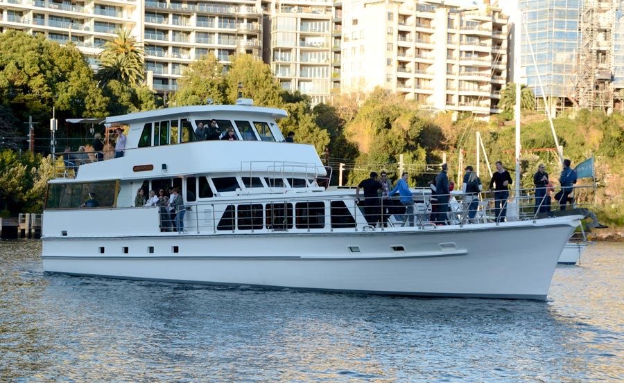 https://www.anyboat.com.au/media/catalog/product/cache/3d98a21d93a47449f8fd839055ce5f12/t/r/transfers-on-commissioner-ii-main-profile_1.jpg