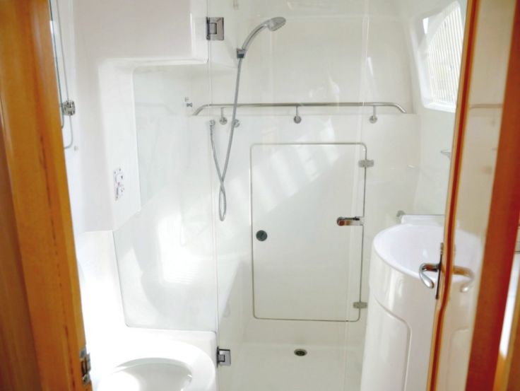Main bathroom on Whitsundays Sailing on Yaminda