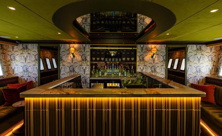 Boat Hire on YOT Capri second bar
